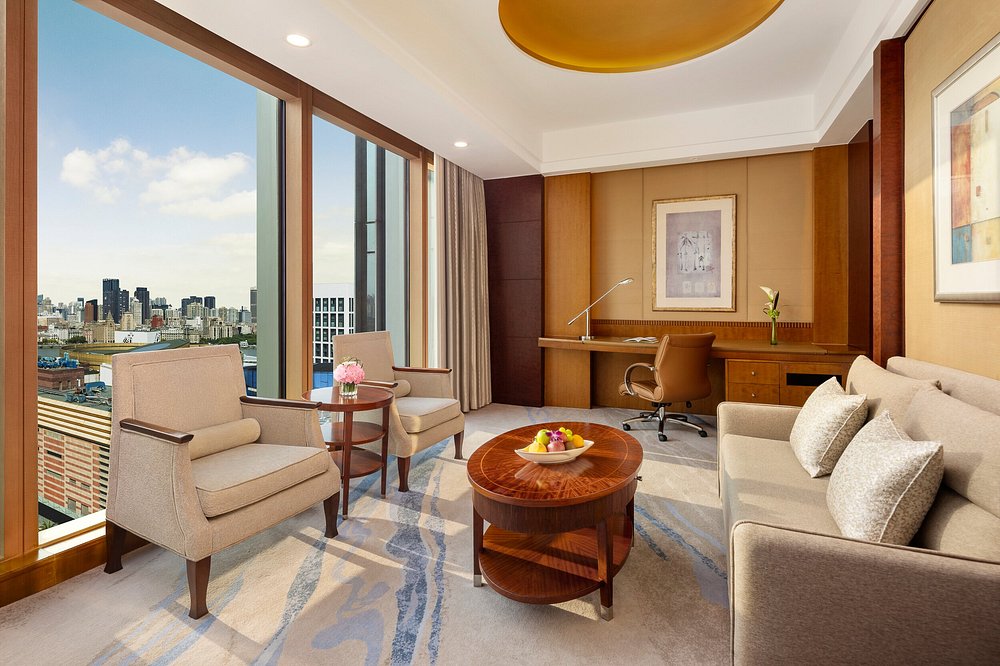 Shangri-La Shanghai guest room
